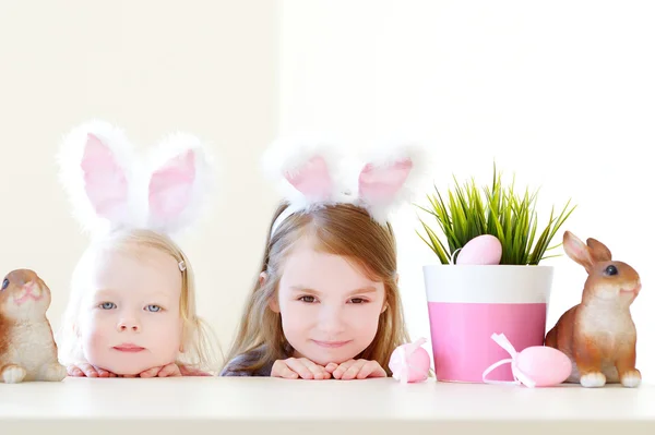 Hermanitas con orejas de conejo de Pascua — Foto de Stock