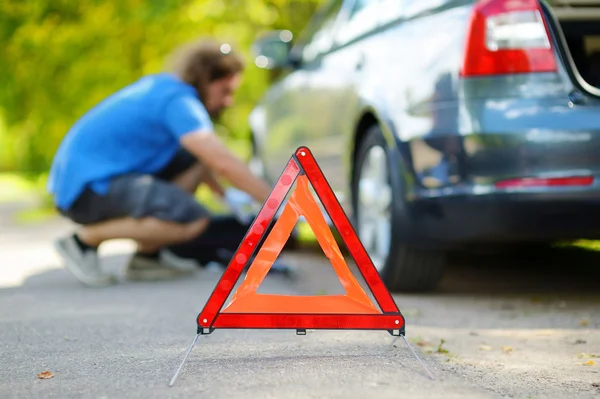 Czerwony znak ostrzegawczy trójkąt na drodze — Zdjęcie stockowe