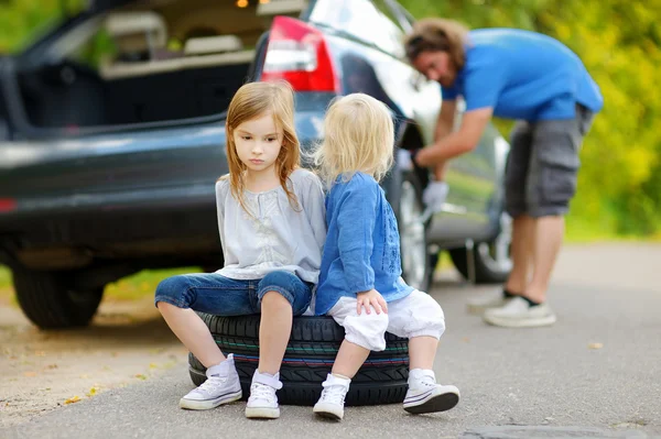 Kleine zusters zittend op band — Stockfoto