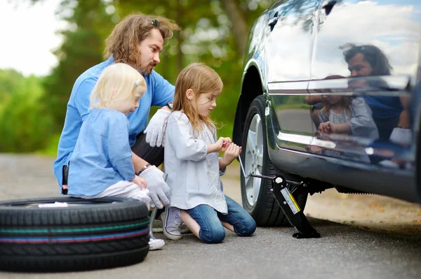 Little girl helping father with car — Stock Photo, Image