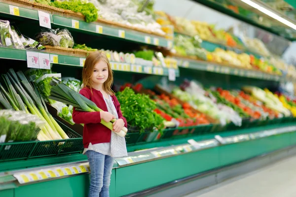 Niña eligiendo puerro — Foto de Stock