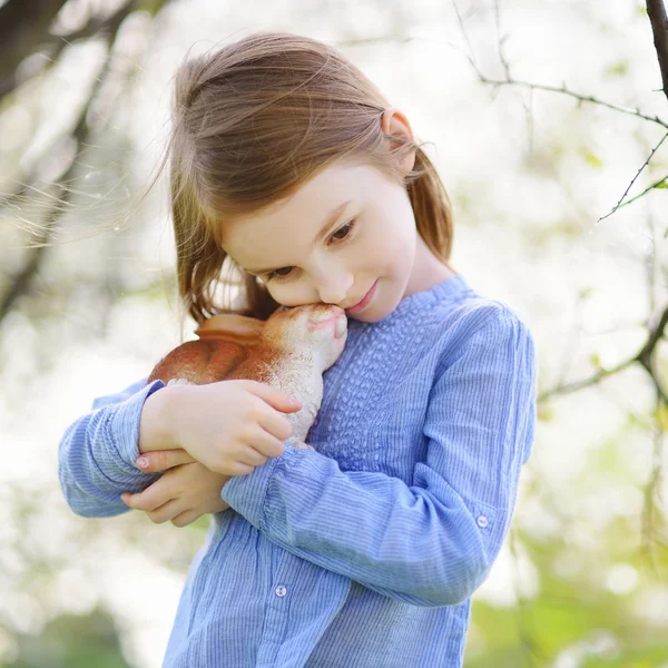 Niña sosteniendo conejito de Pascua — Foto de Stock