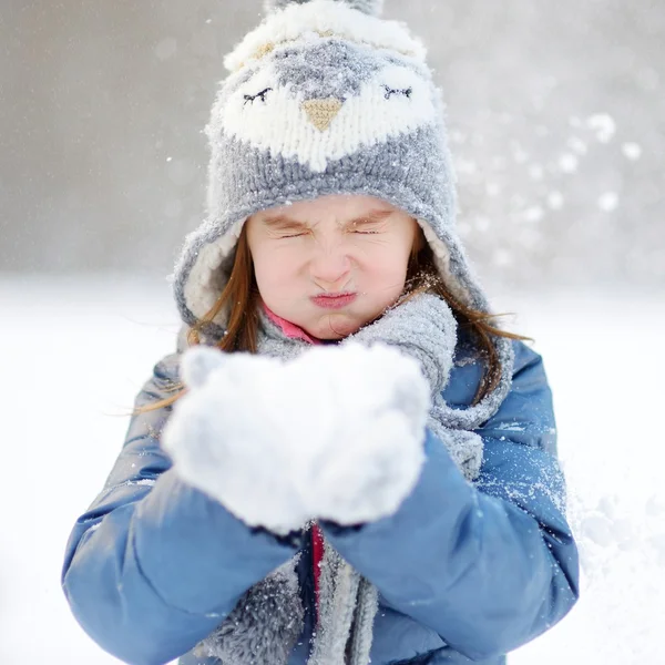 Liten flicka i vinterparken — Stockfoto