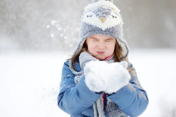 Niña en el parque de invierno — Foto de Stock