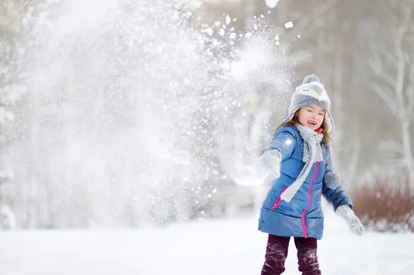 冬天公园里的小女孩 — 图库照片