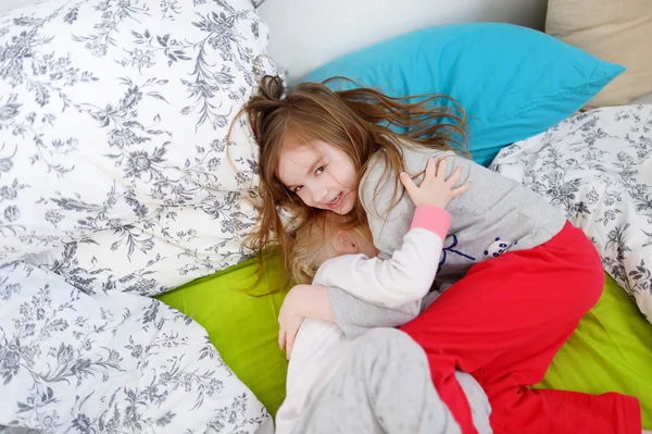 Hermanas jugando en la cama —  Fotos de Stock