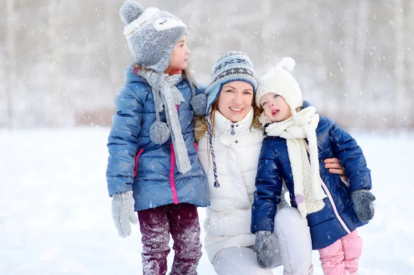 Mãe e filhas no dia de inverno — Fotografia de Stock
