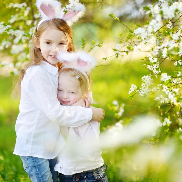 Sorelline che indossano coniglietto orecchie di Pasqua — Foto Stock