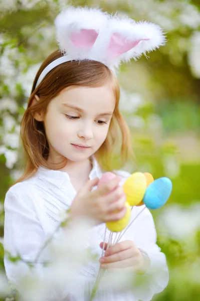 Маленькая девочка в пасхальных кроликах — стоковое фото