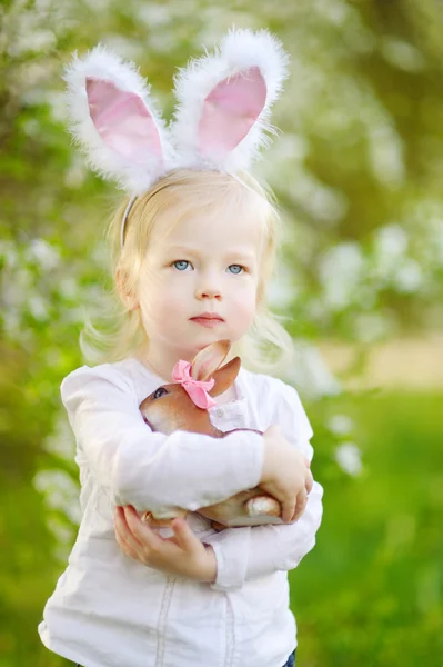Toddler girl wearing bunny ears — Stock Photo, Image