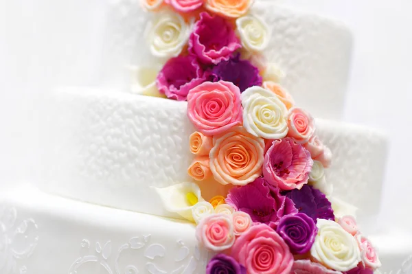 Gâteau de mariage blanc avec des fleurs de sucre — Photo