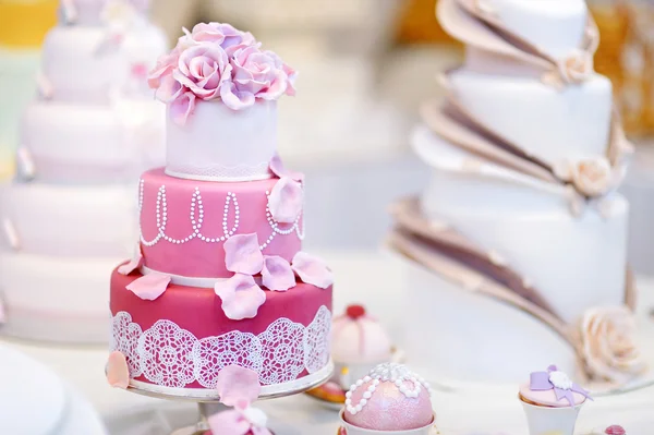 Bolo de casamento branco com flores de açúcar — Fotografia de Stock