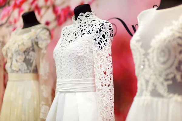 Красиві весільні сукні — стокове фото