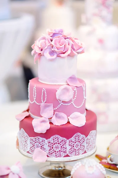 Bolo de casamento branco com flores de açúcar — Fotografia de Stock