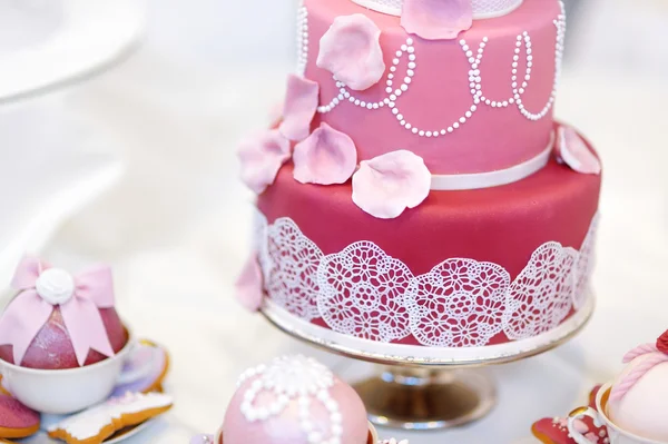 Tarta de boda blanca con flores de azúcar —  Fotos de Stock