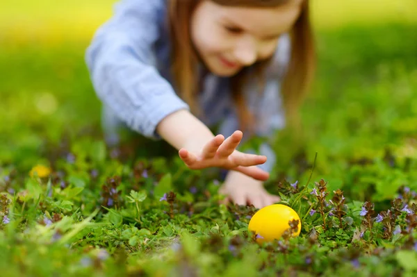 Чарівна маленька дівчинка і великоднє яйце — стокове фото
