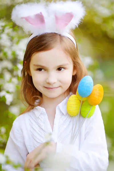 Klein meisje in easter bunny oren — Stockfoto