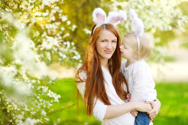 Mor och dotter bär bunny öron — Stockfoto