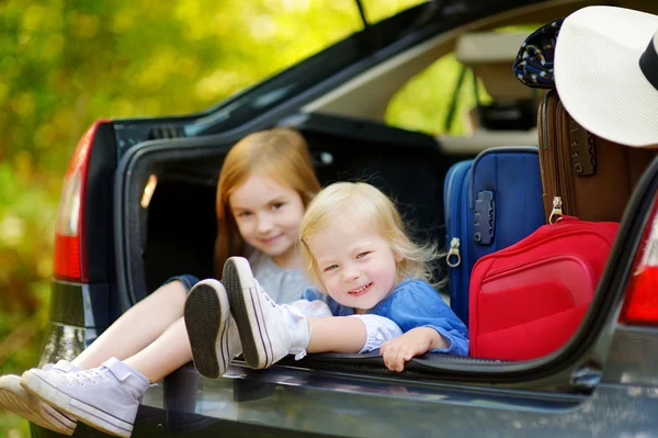 Lillesøstre sitter i bilen – stockfoto