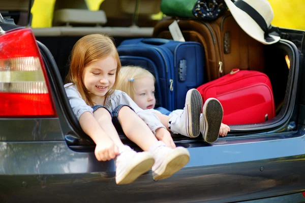 Lilla systrar sitter i bil — Stockfoto