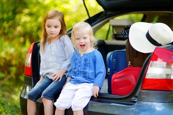 Little sisters κάθονται στο αυτοκίνητο — Φωτογραφία Αρχείου