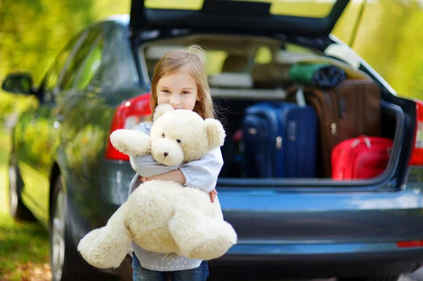 Adorabile bambina sopra auto — Foto Stock