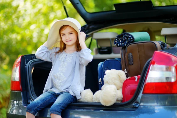 Malá holčička v létě klobouk — Stock fotografie