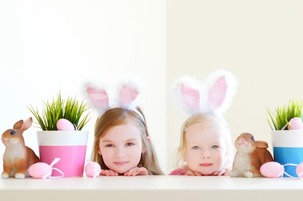 Hermanitas con orejas de conejo de Pascua — Foto de Stock