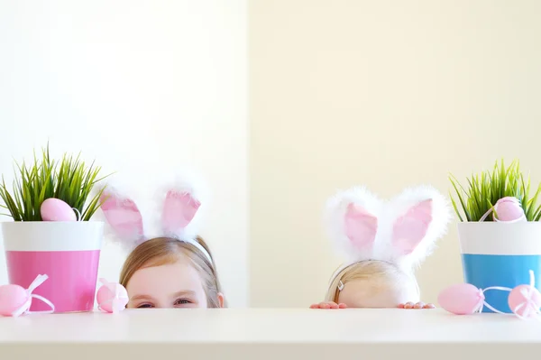 Hermanitas con orejas de conejo de Pascua — Foto de Stock