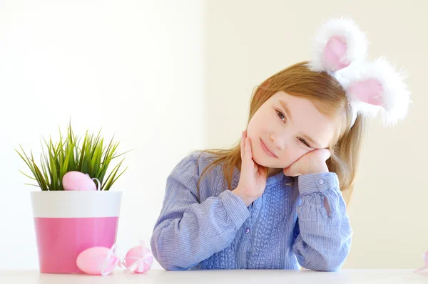 Niña jalá Pascua conejito orejas — Foto de Stock