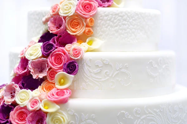 Bolo de casamento branco com flores de açúcar — Fotografia de Stock