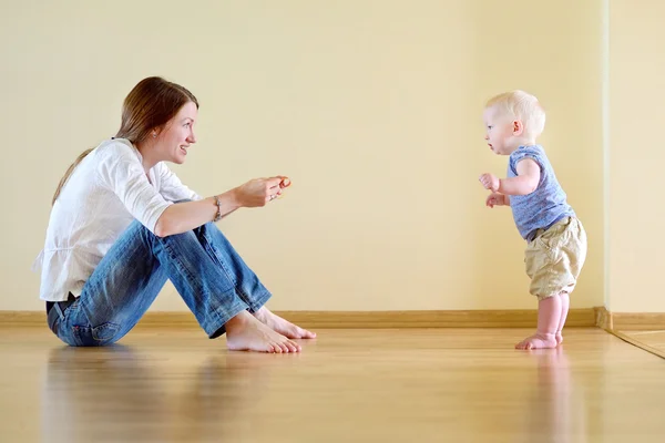 Bebek annesiyle yürümeyi öğrenme — Stok fotoğraf