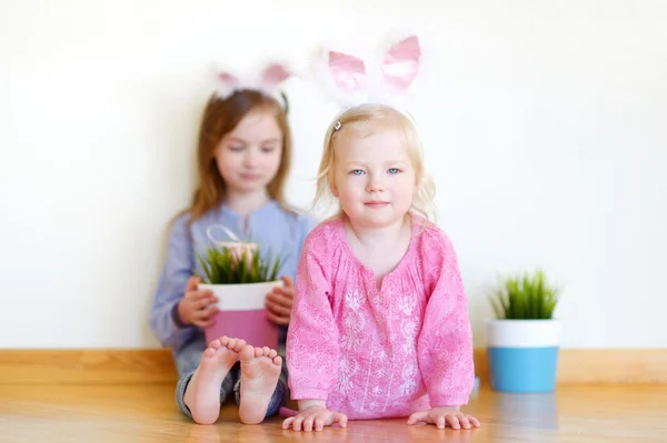 Hermanitas con orejas de conejo de Pascua — Foto de Stock