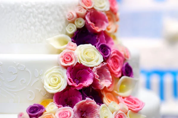 Gâteau de mariage blanc avec des fleurs de sucre — Photo