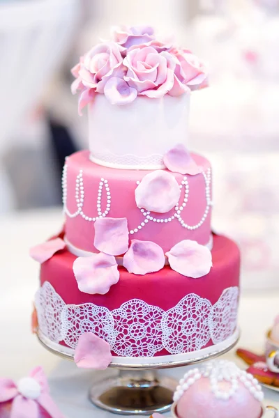 White wedding cake with sugar flowers — Stock Photo, Image