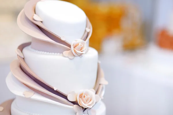 Wedding cake with flowers — Stock Photo, Image