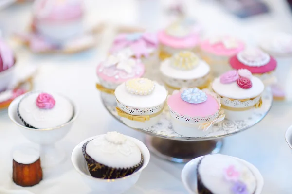 Вкусные кексы на свадьбу — стоковое фото