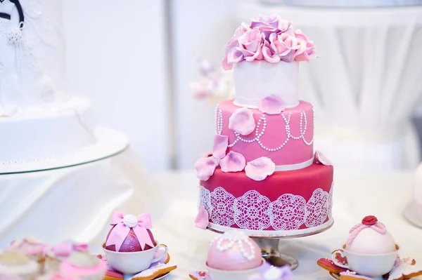 Vit bröllopstårta med socker blommor — Stockfoto