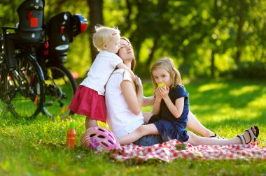 Anne ve kızı piknik