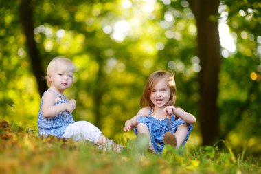 Little sisters çimenlerin üzerinde eğleniyor