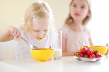 Sevimli küçük tahıl yiyen kız