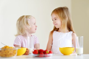 Sevimli küçük tahıl yiyen kız