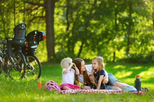 Moeder en dochters met picknick — Stockfoto