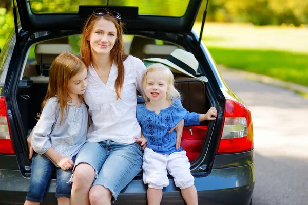 Irmãs e mãe sentados no carro — Fotografia de Stock