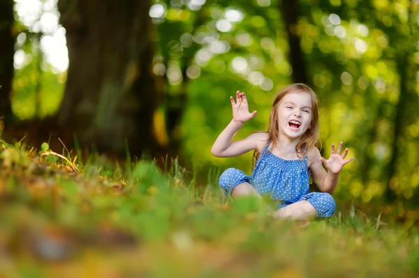 Menina bonito sentado na grama — Fotografia de Stock