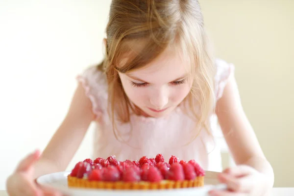 Little girl and raspberry cake — Stock Photo, Image