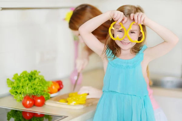 Mother and daughter cooking — Stock Photo, Image