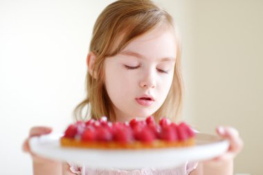 Küçük kız ve ahududu kek