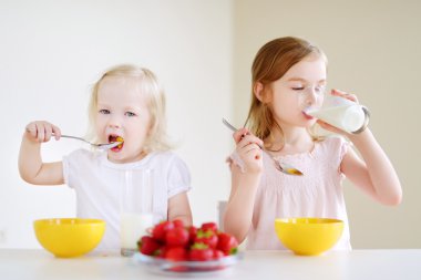 Sevimli küçük tahıl yiyen kız