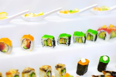 Avokado ile lezzetli suşi